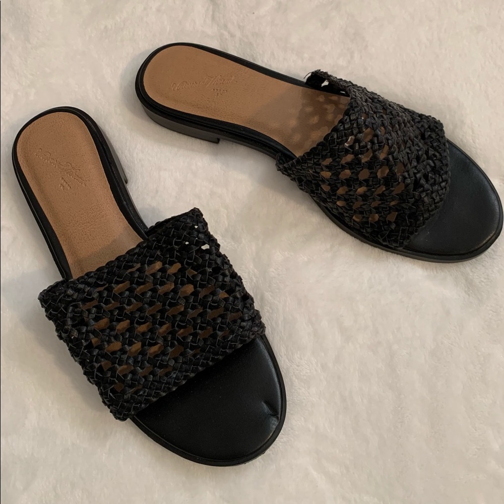 Black slides. Size 6. Universal Thread.